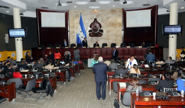 Oliva pide no seguir haciendo el ridículo a jefes de bancada