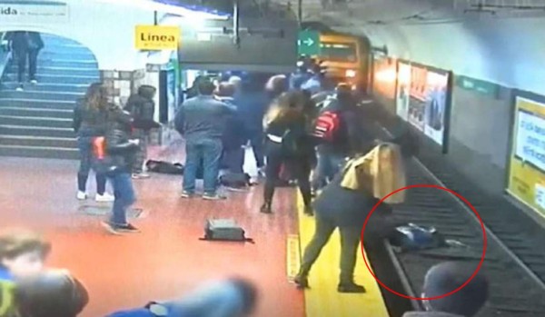 Video viral: Mujer cae en las vías del tren y se salva de morir de milagro