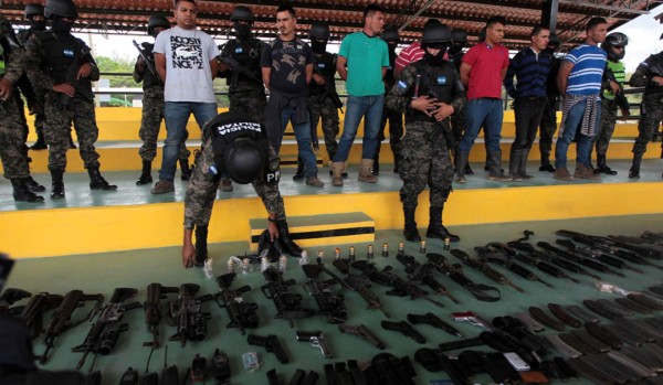 Capturan a siete hombres con droga y arsenal en La Mosquitia