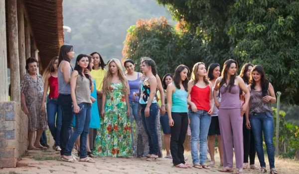 Una ciudad donde sólo viven mujeres busca solteros