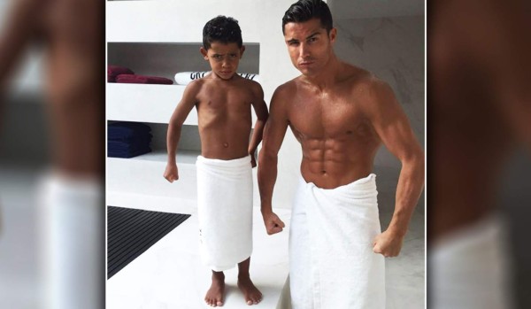 CR7 presume su abdominales junto a su hijo