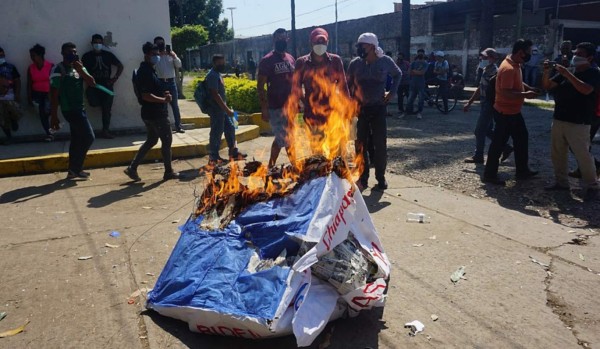 Migrantes queman piñata para pedir a Biden que les deje ingresar a EE.UU.