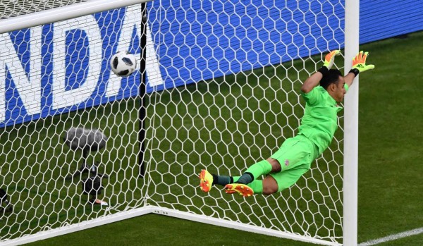 ¡No pudo Keylor! Serbia le anota a Costa Rica uno de los mejores goles del Mundial