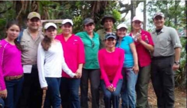 Presidente de Honduras disfruta sus vacaciones haciendo caminata en la cordillera de Celaque