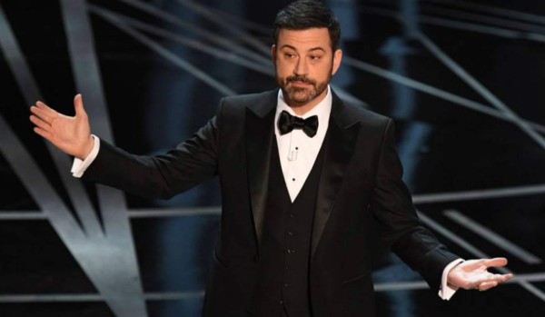 Jimmy Kimmel bromea sobre el 'error' del año pasado en los Premios Óscar