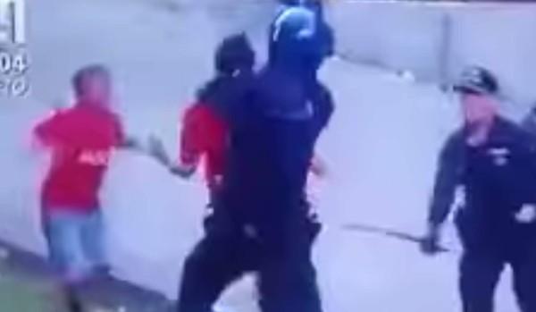 Indignación por paliza de policía a un padre frente a hijo