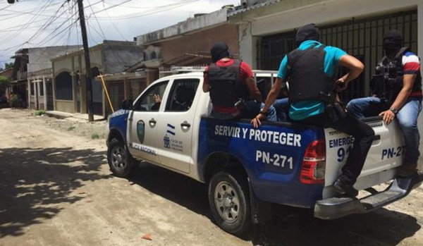 Se enfrentan a tiros con policías tras matar a joven