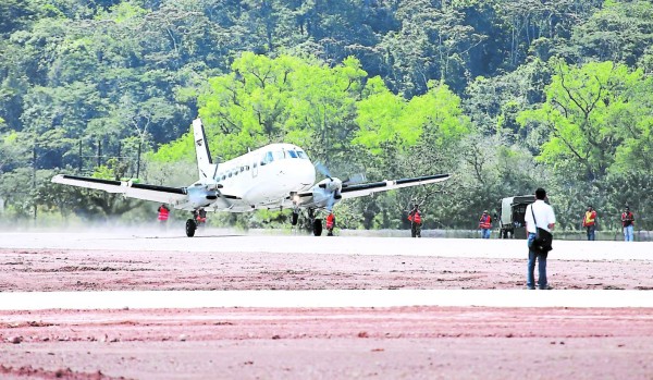 Dos aeronaves comerciales con capacidad para 19 pasajeros fueron las primeras en aterrizar en el aeródromo Río Amarillo.