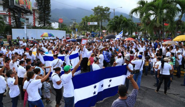 Marchan en conmemoración al Día de la Biblia