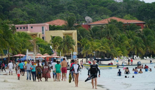 Salvadoreños disfrutan los encantos de Honduras