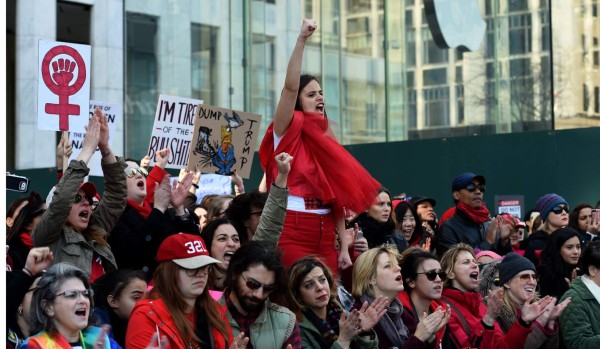Mujeres paralizan EUA con protestas contra Trump
