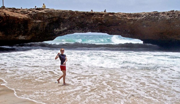 De paseo por el Puente Natural Bebé en Aruba