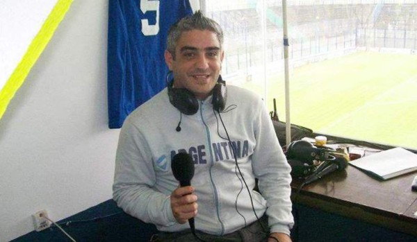 Narrador argentino insultó a todos por la roja a Cavani