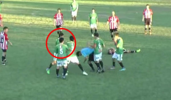 Jugador argentino noquea a árbitro tras ser amonestado