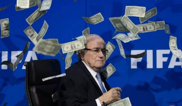Comediante tira billetes a Blatter cuando daba conferencia