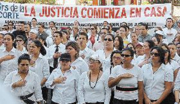 Jueces dejan salas para protestar en las calles