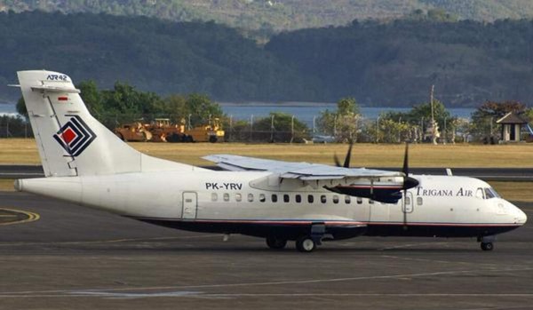 Habitantes de Papúa encuentran restos del avión indonesio accidentado