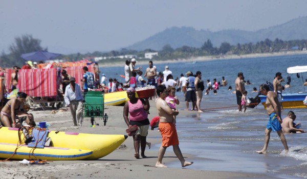 Hondureños disfrutan en las playas el feriado morazánico