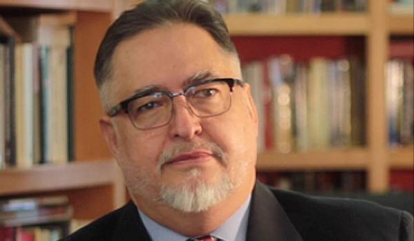 Exministro mexicano pide trabajo en Facebook tras desalojo