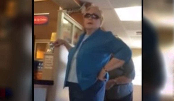 Mujer ofende con racismo a madre salvadoreña por no hablar inglés