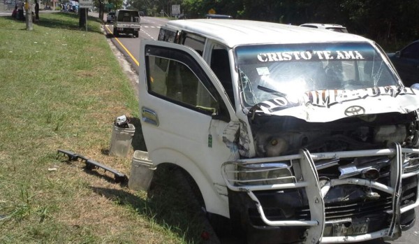 Choque entre rapidito y pick up deja 4 heridos