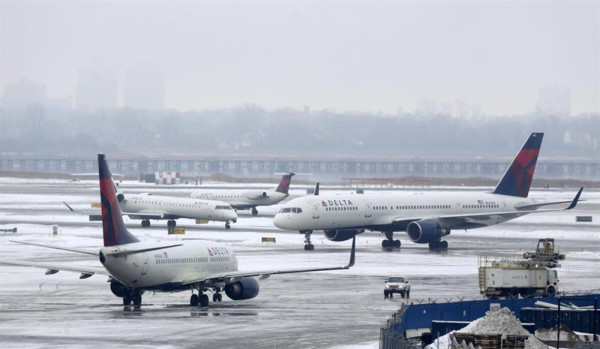 Reabre el aeropuerto JFK tras un pequeño incidente por el hielo