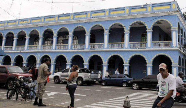 Alcaldía ceibeña paga prestaciones a unos 300 ex empleados