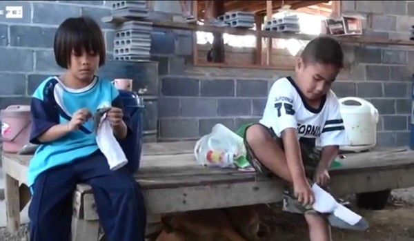 En la aldea de Khao Takro, Tailandia, tienen arraigada las creencias budistas y creen que sus pequeños sufren de reencarnación. Foto EFE.