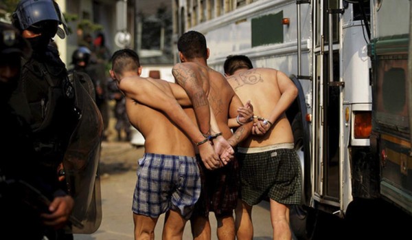 Trasladan de prisión a 400 mareros en El Salvador