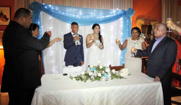 Futbolista Bryan Acosta contrae matrimonio en La Ceiba