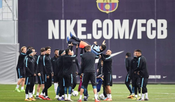 Tres niños se cuelan en el entrenamiento del Barcelona