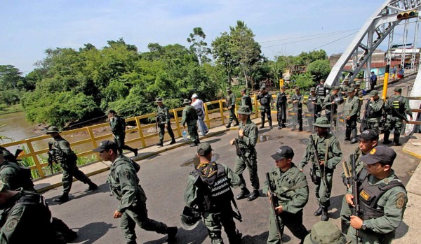 Maduro cierra frontera con Colombia y declara estado de excepción