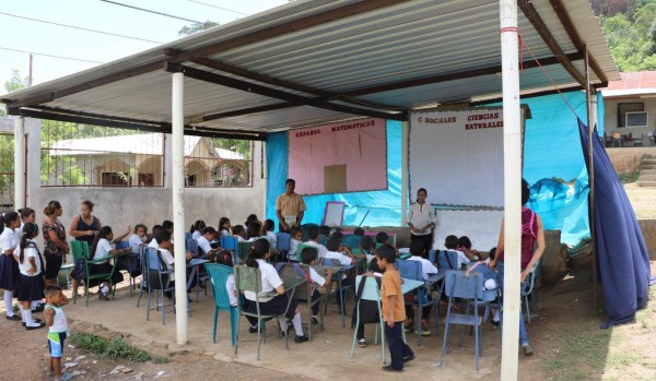 Luchan para que niños ya no reciban clases en galera
