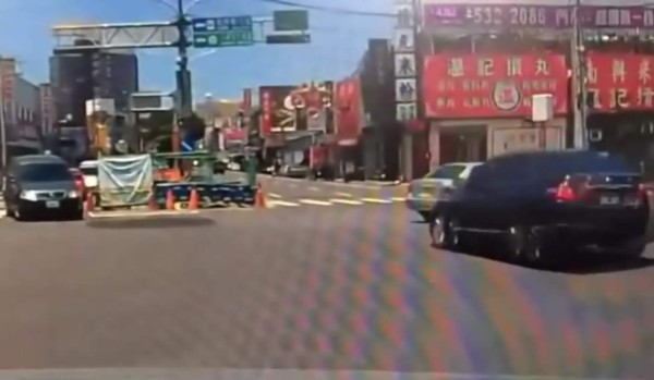 Auto choca y se hunde en la autopista en Taiwán