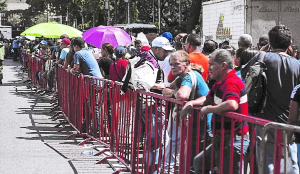 Hondureña relata su odisea por la escasez en Venezuela