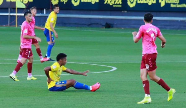 'Choco' Lozano salió lesionado en derrota del Cádiz