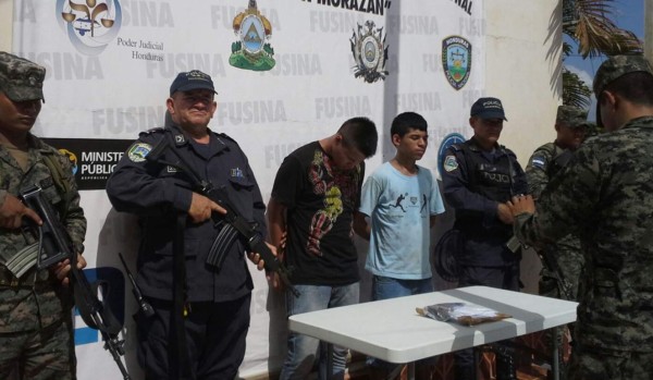 Capturan a dos supuestos sicarios implicados en crimen de comerciante