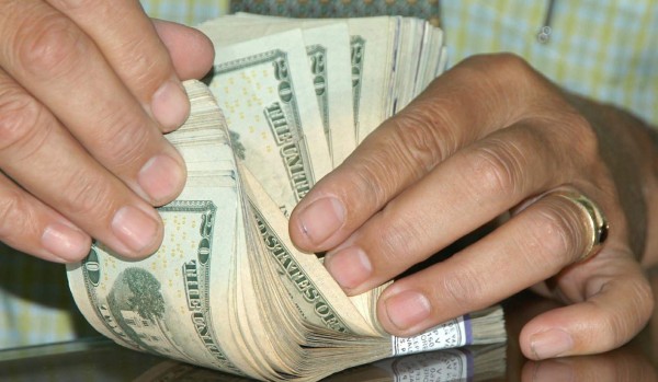 El lempira inicia semana a la baja