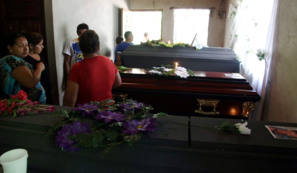 Luego de ser velados en la Pita, los restos de los Echeverría fueron enterrados ayer en el cementerio de Cofradía.