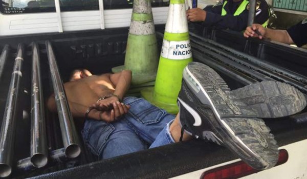 Se enfrentan a tiros con policías tras matar a joven