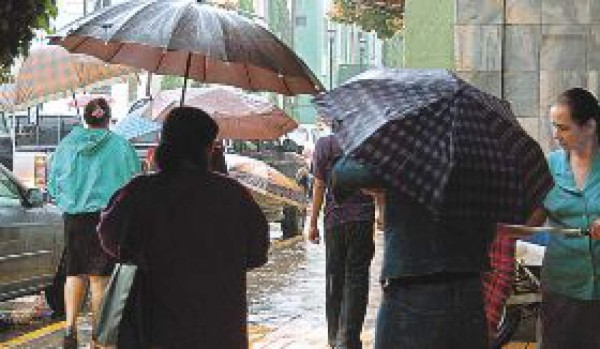 Lluvias anegan calles y producen atascos viales