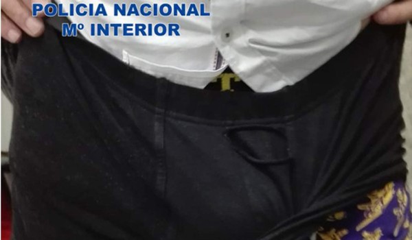 Lo agarran con 'paquete' entre sus piernas