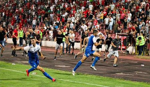 Aficionados interrumpen partido para agredir a jugadores