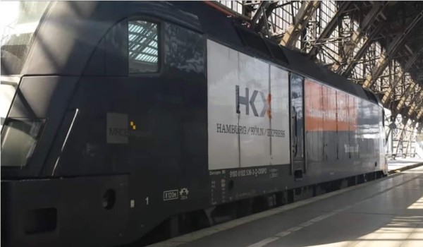 ¡Increíble! Tren canta canción al arrancar