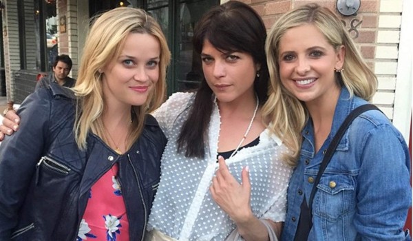 Sarah Michelle Gellar y Selma Blair recrean beso de 'Cruel Intentions'