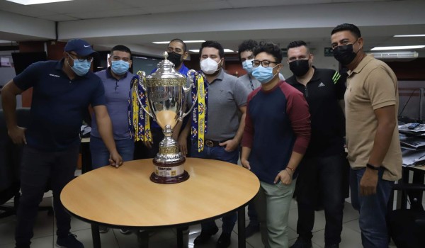 Diario LA PRENSA recibió la hermosa Copa SalvaVida 2020/2021