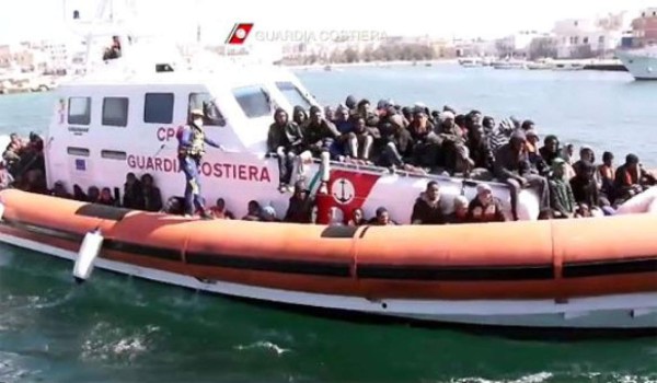 Italia pide a puertos europeos que reciban a migrantes