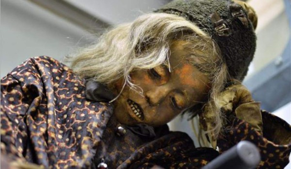 Exponen la momia de un niño muerto en el sigo XIX embalsamado por su padre