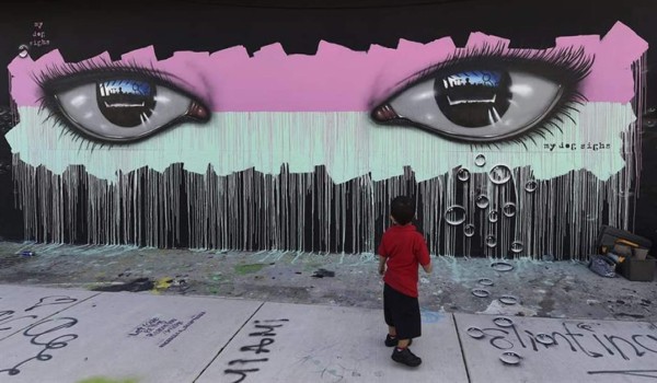 Un niño mira un grafiti del artista 'My Dog Sighs' durante el Festival de Arte Basel en el distrito Wynwood en Miami, EUA. EFE/Archivo