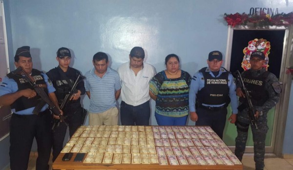 Capturan a mujer y dos hombres por robo a camión